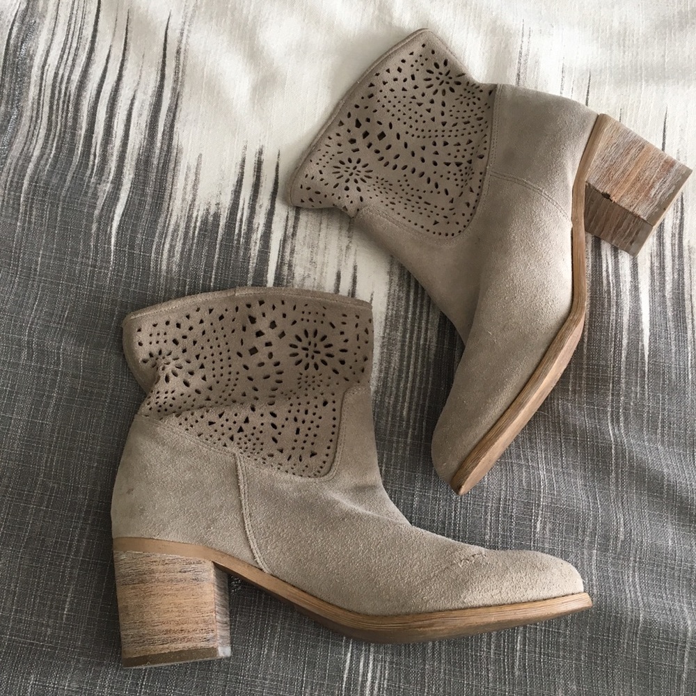 Host Pick! π· Crown Vintage Suede Boots - Picture 1 of 5